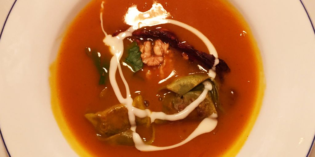 pompoensoep met champignons, noten en ravioli